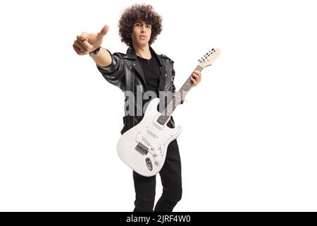 Musicista rock in una giacca di pelle nera con una chitarra elettrica gesturante con le dita isolate su sfondo bianco Foto Stock