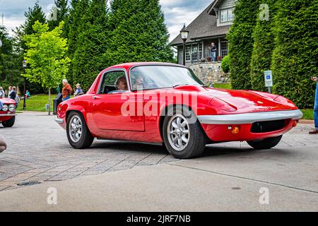 Highlands, NC - 10 giugno 2022: Vista frontale in basso dell'angolo di una Lotus Elan S4 Hardtop Coupe del 1969 che lascia una fiera di automobili locale. Foto Stock