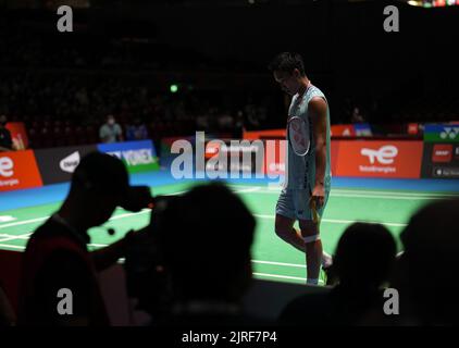 Tokyo, Giappone. 24th ago, 2022. Momota Kento del Giappone reagisce durante la seconda partita maschile contro Prannoy H. S. dell'India ai Campionati del mondo BWF 2022 a Tokyo, Giappone, 24 agosto 2022. Credit: Zhang Xiaoyu/Xinhua/Alamy Live News Foto Stock