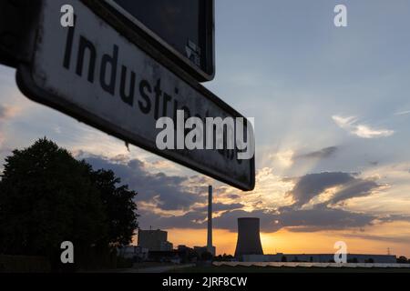 Petershagen, Germania. 23rd ago, 2022. Vista di un cartello 'Industriestraße'. Per risparmiare gas naturale, un'altra centrale a carbone proveniente dalla riserva tedesca sta per essere riavviata. Si tratta della centrale elettrica di Heyden (back) a Petershagen, nella Renania settentrionale-Vestfalia, al confine con la bassa Sassonia. Secondo l'operatore Uniper, il rientro sul mercato è previsto dal lunedì prossimo fino alla fine di aprile 2023. Credit: Friso Gentsch/dpa/Alamy Live News Foto Stock