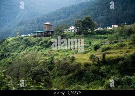 Uttarakhand India. Un piccolo tempio antico sulla cima di una collina, circondato da una foresta di deodari. Foto Stock