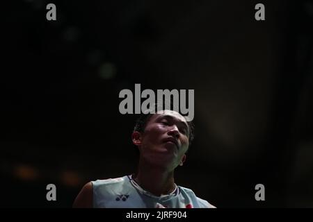 Tokyo, Giappone. 24th ago, 2022. Momota Kento del Giappone reagisce dopo la seconda partita di single maschile contro Prannoy H. S. dell'India ai Campionati del mondo BWF 2022 a Tokyo, Giappone, 24 agosto 2022. Credit: Zhang Xiaoyu/Xinhua/Alamy Live News Foto Stock