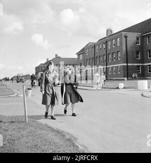 US Army University, Shrivenham (Inghilterra, Regno Unito, 1945 Sergente Doris Hogan (sinistra) passeggiate attraverso il campus della US Army University a Shrivenham, con il suo amico inglese Sally Salomone. Sally ha lavorato per le forze degli Stati Uniti per un periodo di tre anni e si è impegnata ad un soldato americano. Il sergente Hogan è studiare tedesco a Shrivenham per otto settimane di preparazione per il suo ritorno a lavorare negli Stati Uniti zona di occupazione in Germania. Secondo la didascalia originale, Lei va in ogni viaggio e mira a vedere come gran parte della Gran Bretagna come possibile. Foto Stock