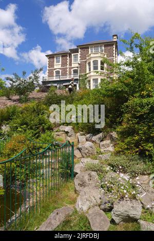 La villa vittoriana Linda Vista si affaccia sui Giardini Linda Vista, Abergavenny, Monmouthshire, Galles, Regno Unito Foto Stock