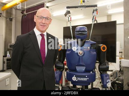 Edimburgo, Regno Unito, 24th agosto 2022: Il vice primo ministro scozzese John Swinney, nell’area della robotica del Bayes Centre. Università di Edimburgo. pic: TERRY MURDEN / ALAMY Foto Stock