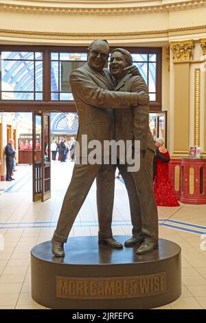 Eric Morecombe ed Ernie Wise, statua del duo comico 2016 in The Winter Gardens, Church Street, Blackpool, Lancashire, England, UK, FY1 1HL Foto Stock