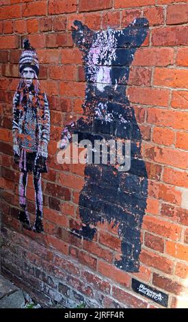 Orso di Pipsqueek con bambino alla vecchia fabbrica di roccia, Deansgate, Blackpool , Lancs, Inghilterra, FY1 1BN Foto Stock