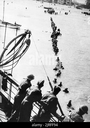 Dunkirk 26 - 29 Maggio 1940 soldati britannici wade fuori ad un cacciatorpediniere di attesa off Dunkirk durante il funzionamento dinamo. Foto Stock