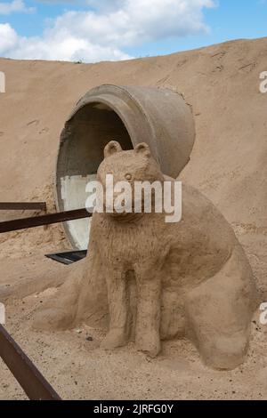 Lappeenranta, Finlandia. Agosto 21, 2022. Orso - scultura di sabbia nella natura finlandese tema Lappeenranta Sandcastle Foto Stock