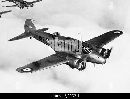 Royal Air Force 1939-1945- Comando costiere Avro Anson Mark 1 K8785 di No.217 Squadriglia in volo con altri aeromobili, 1937. Foto Stock