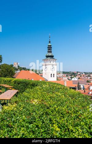 Panorama aereo della città di Mikulov, repubblica ceca. La torre di San Venceslao in primo piano. 'Svaty kopeca' collina con la cappella di San Sebastiano sullo sfondo. L Foto Stock