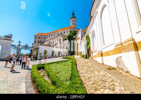 Mikulov, Repubblica Ceca - 8,8.2020: Turisti vicino al famoso castello medievale di Mikulov. Bella giornata estiva con cielo blu. Foto Stock