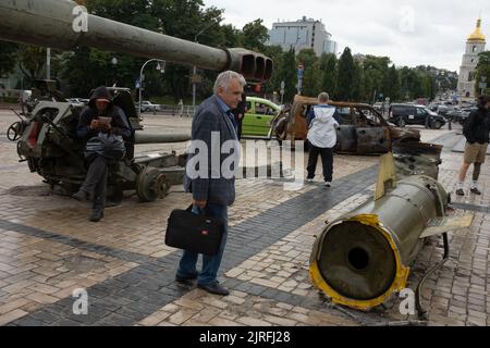 Mostra di carri e veicoli militari distratti e bruciati dall'attuale guerra e dall'invasione russa dell'Ucraina, di fronte al Monastero delle cupole dorate di San Michele, a Kyiv, Ucraina, 19 luglio 2022. Foto Stock