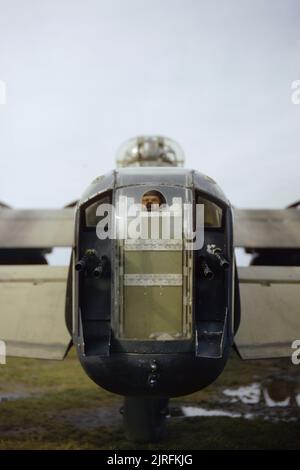 La parte posteriore di artigliare un Lancaster di n. 44 picchi di squadrone fuori attraverso un intaglio in perspex di sua pistola torretta, ottobre 1942. Un tiratore, creduto per essere il sergente J Bell, guarda attraverso l'apertura in perspex della parte posteriore della torretta di Avro Lancaster R5740/"KM-O'. I quattro cannoni mostrati sono Browning 303 pistole di macchina. Foto Stock