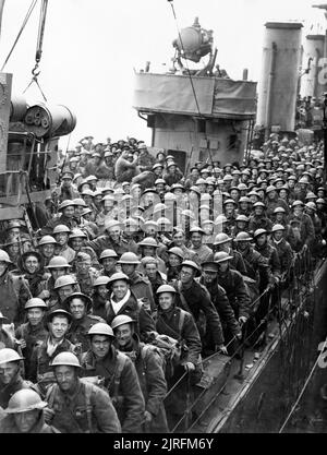 Dunkirk 26-29 maggio 1940 le truppe britanniche a bordo di un distruttore di dover attendere prima di lasciare la nave. Foto Stock