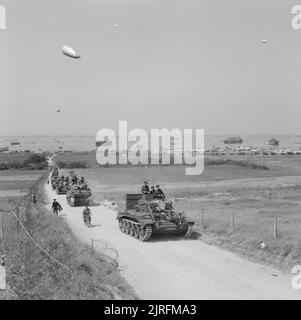 Un carro armato di Cromwell Mk V della contea 4th di Londra Yeomanry, 22nd Brigata blindata, 7th Divisione blindata, conduce una colonna di armatura e veicoli di pelle morbida nell'entroterra da Gold Beach, Normandia, 7 giugno 1944. Un carro armato di Cromwell Mk V di 4th County of London Yeomanry, 22nd Brigata blindata, 7th Divisione blindata, conduce una colonna di armatura (compreso uno Sherman Firefly immediatamente dietro) e veicoli di pelle morbida nell'entroterra da King Beach, zona Gold, 7 giugno 1944. Foto Stock