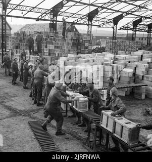 Truppe RASC razione di impilamento scatole nel Porto di Dieppe, 14 ottobre 1944. Truppe RASC razione di impilamento scatole nel Porto di Dieppe, 14 ottobre 1944. Foto Stock
