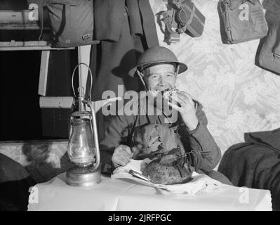 L'esercito britannico in Francia 1939-40 un soldato si infila nella sua pudding natalizio, dicembre 1939. Foto Stock