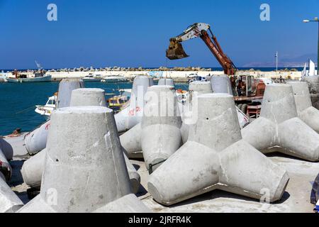 Kuestenschutz, Tetrapoden am Hafen von Ierapetra, suedlichste Stadt Griechenlands, Kreta, Griechenland, Europa | Tetrapods al porto di Ierapetra Foto Stock