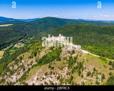 Veduta aerea del castello di Cachtice, Slovacchia. Famoso castello medievale noto dalle leggende della regina sanguinosa Bathory. Foto Stock