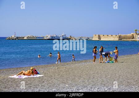 Spiaggia balneare e la storica Fortezza Veneziana a Ierapetra, la città più meridionale della Grecia, Creta, Grecia, Europa Foto Stock