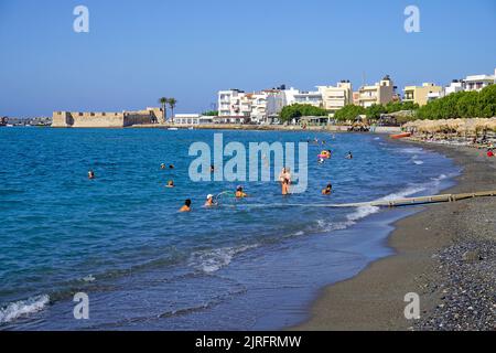 Spiaggia balneare e la storica Fortezza Veneziana a Ierapetra, la città più meridionale della Grecia, Creta, Grecia, Europa Foto Stock