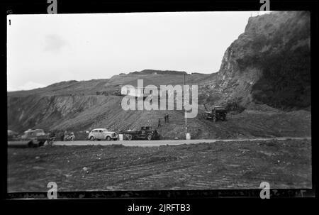 Moving house off Rongotai Ridge to make Airport, 07 settembre 1955, di Leslie Adkin. Foto Stock
