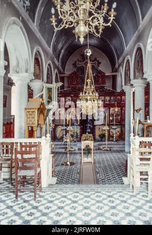 Interno della Chiesa dei dieci Santi ad Aigoi Deka sopra le rovine di Gortys a Creta, la più grande e popolosa delle isole greche, il centro della prima civiltà avanzata d'Europa. Marzo 1980. Scansione di archivio da una diapositiva. Foto Stock