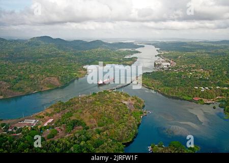 Nave container Hapag Lloyd sul canale di Panama, la via d'acqua artificiale più importante della parola, Panama Foto Stock