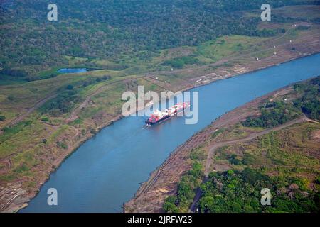 Nave container Hapag Lloyd sul canale di Panama, la via d'acqua artificiale più importante della parola, Panama Foto Stock