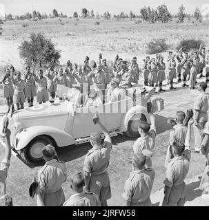 L'esercito britannico in Nord Africa 1943 HM King George VI scorre con il generale Montgomery in una vettura di personale tra le linee di allietare le truppe durante la sua prima visita a Tripoli, 21 giugno 1943. Foto Stock