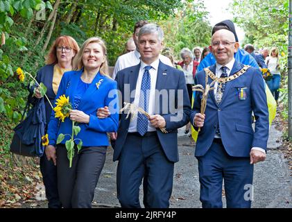 Edimburgo, Calton Hill, Scozia, Regno Unito. 24th agosto 2022. Evento in occasione del 31st° anniversario dell'indipendenza Ucraina. A Edimburgo, la gente si è incontrata al pannello di Saint Wolodymyr ai passi di Calton Hill in Regent Road a 1pm dove sono stati deposti mazzi di girasoli. Edimburgo è una città gemella di Kiev, era probabile che ci sarebbe stata una copertura mediatica internazionale che sarebbe stata vista indietro in Ucraina. Vadim Volodymyrovych Prystaiko, Ambasciatore straordinario e plenipotenziario dell'Ucraina nel Regno Unito e Lord Provost di Edimburgo Robert Aldridge. Credit: ArchWhite/alamy live news. Foto Stock