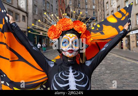 Edimburgo, Scozia, Regno Unito. 24th agosto 2022. I ballerini in costume del banda Monumental de Mexico si posano oggi nel centro storico di Edimburgo. La loro produzione di Day of the Dead viene eseguita ogni sera al Royal Edinburgh Military Tattoo. Iain Masterton/Alamy Live News. Foto Stock