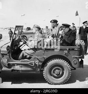 Winston Churchill accende un sigaro nel retro di una jeep mentre il turismo le spiagge della Normandia con il generale Mongomery, 12 giugno 1944. Il Primo Ministro Winston Churchill, accende un sigaro come egli e il generale Montgomery esposte in una jeep per andare all'interno. Fotografia scattata durante il primo ministro breve visita alla costa della Normandia, 12 giugno 1944. Foto Stock