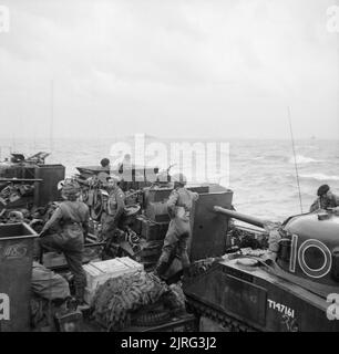 D-Day - Le forze britanniche durante l invasione della Normandia 6 giugno 1944 Sherman carri armati e altri veicoli di 13th/XVIII Royal ussari, 27 Brigata corazzata, a bordo LCT 610 in avvicinamento alla costa francese, 6 giugno 1944. Il carro Sherman in primo piano (T147161 '10' 'Balaclava') è un RHQ serbatoio. Di fronte è un Sherman BARV (Spiaggia blindato veicolo di recupero). Foto Stock
