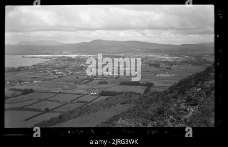 Wellington-Taihape-Rotorua-CEN : le città di Rotorua dalla strada sul lato est, Ngongotaha, 10 ottobre 1948, di Leslie Adkin. Foto Stock