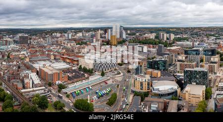 LEEDS, REGNO UNITO - 24 AGOSTO 2022. Vista aerea del centro di Leeds con la stazione degli autobus e i collegamenti di trasporto e il centro commerciale Victoria Foto Stock