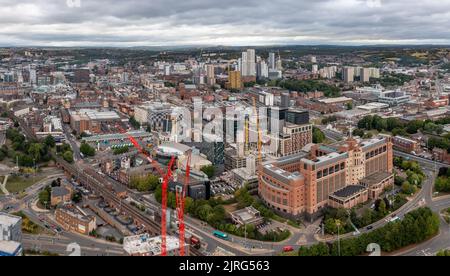 LEEDS, REGNO UNITO - 24 AGOSTO 2022. Vista aerea dello skyline di Leeds nel West Yorkshire con l'edificio governativo di Quarry House e il quartiere dei negozi Foto Stock