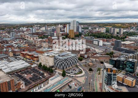 LEEDS, REGNO UNITO - 24 AGOSTO 2022. Vista aerea del quartiere dei negozi del centro di Leeds con la stazione degli autobus e i collegamenti con il centro commerciale Victoria Foto Stock