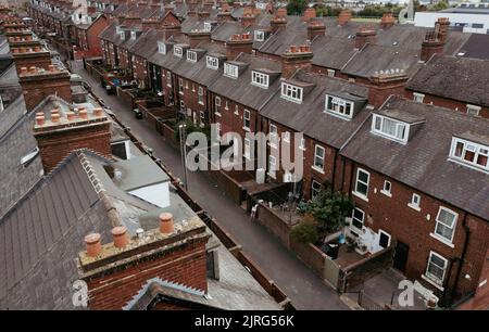 LEEDS, REGNO UNITO - 24 AGOSTO 2022. Vista aerea dei tetti e delle case di una città del nord in Inghilterra durante il livellamento del governo britannico Foto Stock