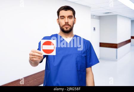 medico o infermiere con segno di arresto Foto Stock