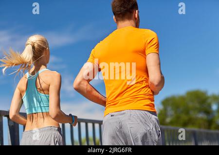 coppia sportiva che corre all'aperto Foto Stock