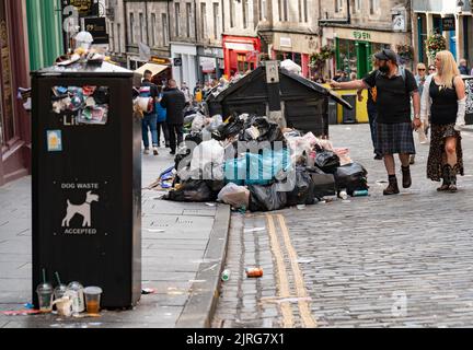 Edimburgo, Scozia, Regno Unito. 24th agosto 2022. Spazzatura è visto accatastato sulle strade del centro di Edimburgo il giorno sette di uno sciopero di 12 giorni da parte dei raccoglitori di rifiuti della città. Iain Masterton/Alamy Live News Foto Stock