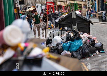 Edimburgo, Scozia, Regno Unito. 24th agosto 2022. Spazzatura è visto accatastato sulle strade del centro di Edimburgo il giorno sette di uno sciopero di 12 giorni da parte dei raccoglitori di rifiuti della città. Iain Masterton/Alamy Live News Foto Stock