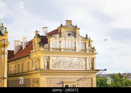 Praga, Repubblica Ceca - 7 luglio 2018: Frammento della facciata del museo Bedrich Smetana. Foto Stock