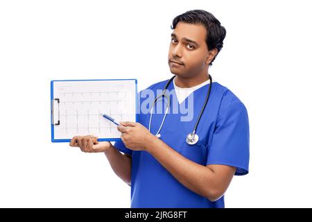 medico di sesso maschile con cardiogramma sulla clipboard Foto Stock