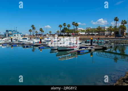 VILA REAL DE SANTO ANTONIO, PORTOGALLO - 11 GIUGNO 2022 - barche e barche ormeggiate nel porto turistico con edifici lungo l'Avenida da Republica Foto Stock