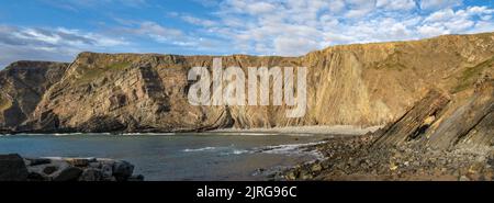 Foto panoramica di scogliere e mare a Hartland Quay, Devon, Inghilterra, Regno Unito. Foto Stock