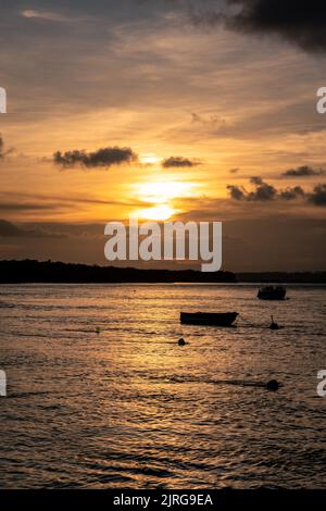 Piccole barche da pesca nella laguna di Guarairas durante il tramonto a Tibau do sul. Foto Stock