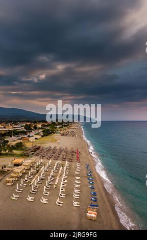 Panorama verticale paesaggio aereo o foto di mare di un bar sulla spiaggia di Agiokampos Beach, Grecia Foto Stock